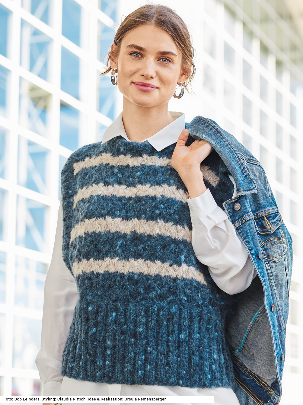 Modellansicht Bild 1: Pullunder mit tiefen Armausschnitten im Hebemaschenmuster in Jeansblau und Beige