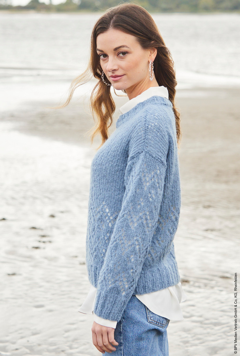 Modellansicht Bild 3: Pullover mit Ajourmuster in Blau