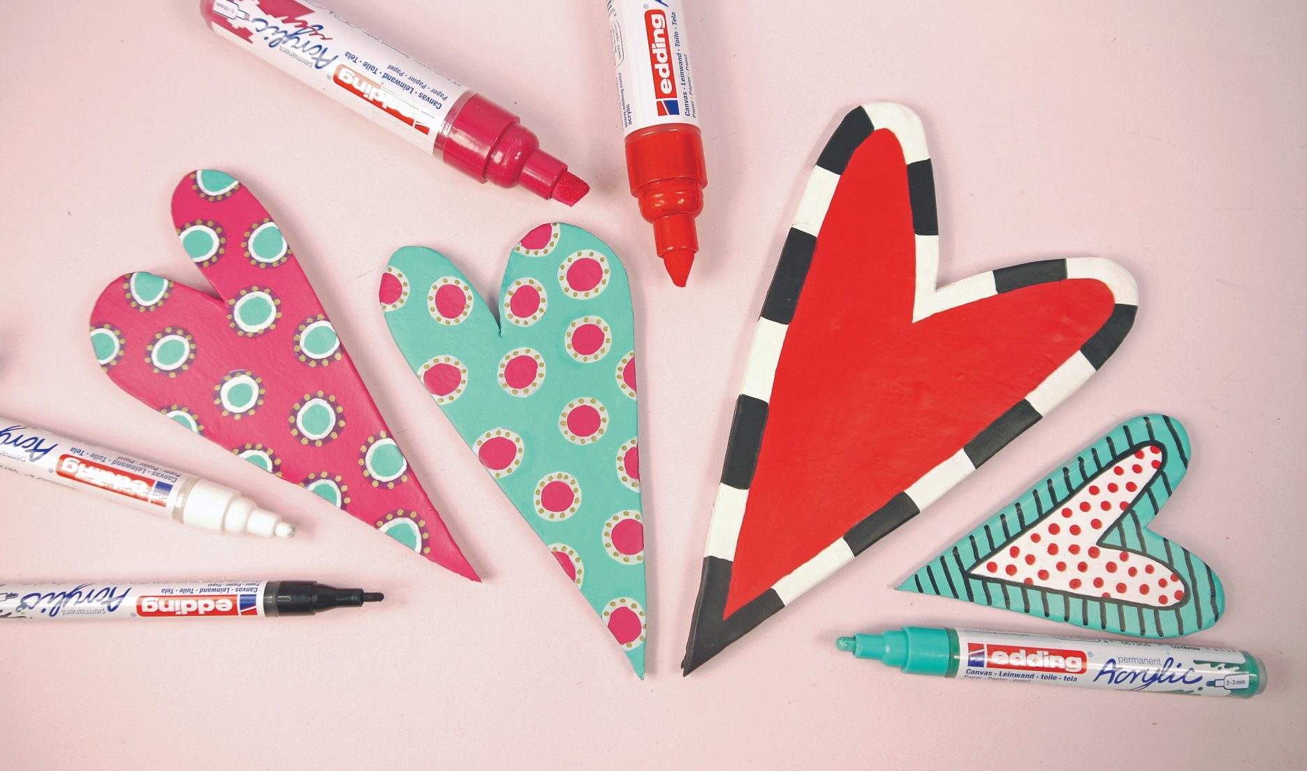 Herzförmige Designs: Punkte, Streifen, rot-grün, DIY-Stil, handgemachte Muster, kreativ, modisch.