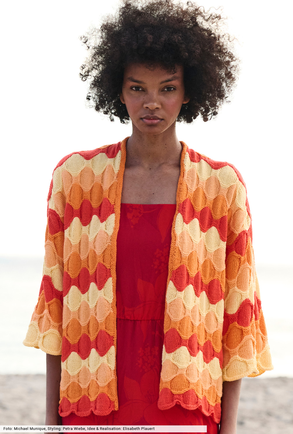 Modellansicht Bild 2: Jacke im Hebemaschenmuster