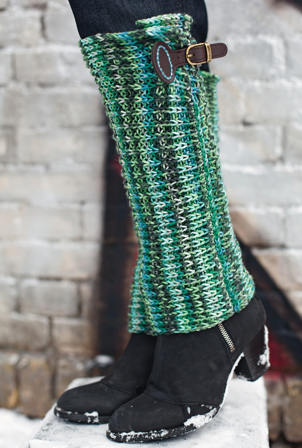 Modellansicht Bild 4: Mint-Petrol-Türkis-farbener Loop und Stulpen mit Schnallen