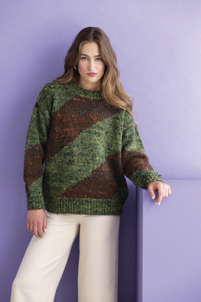 Grobstrickpullover in Grün- und Brauntönen, diagonales Muster, lässiger Schnitt, handgemacht, modisch.
