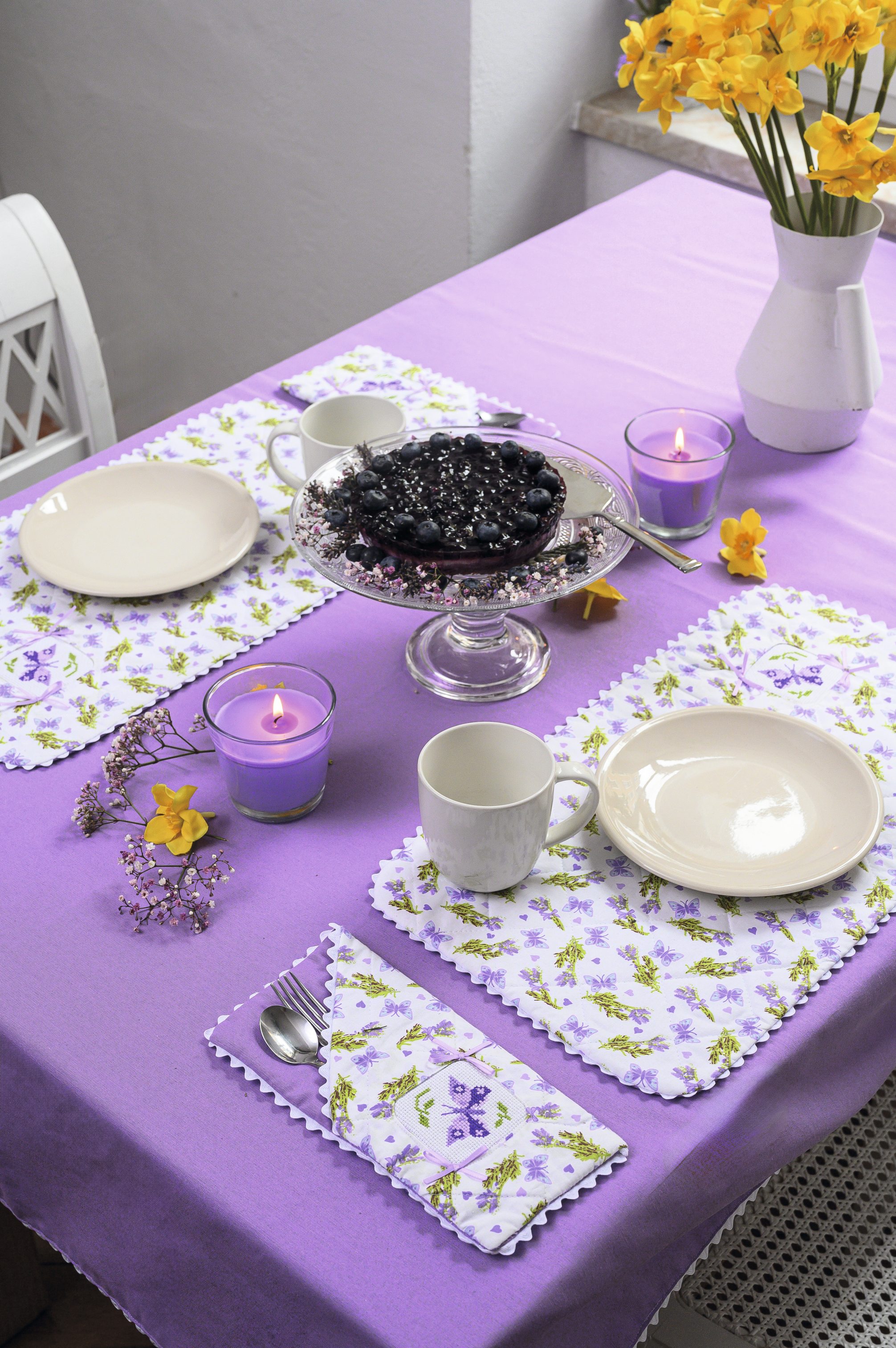 Lila Tischdecke mit floralen, handgemachten Platzsets. DIY-Deko; harmonisch, modisch.