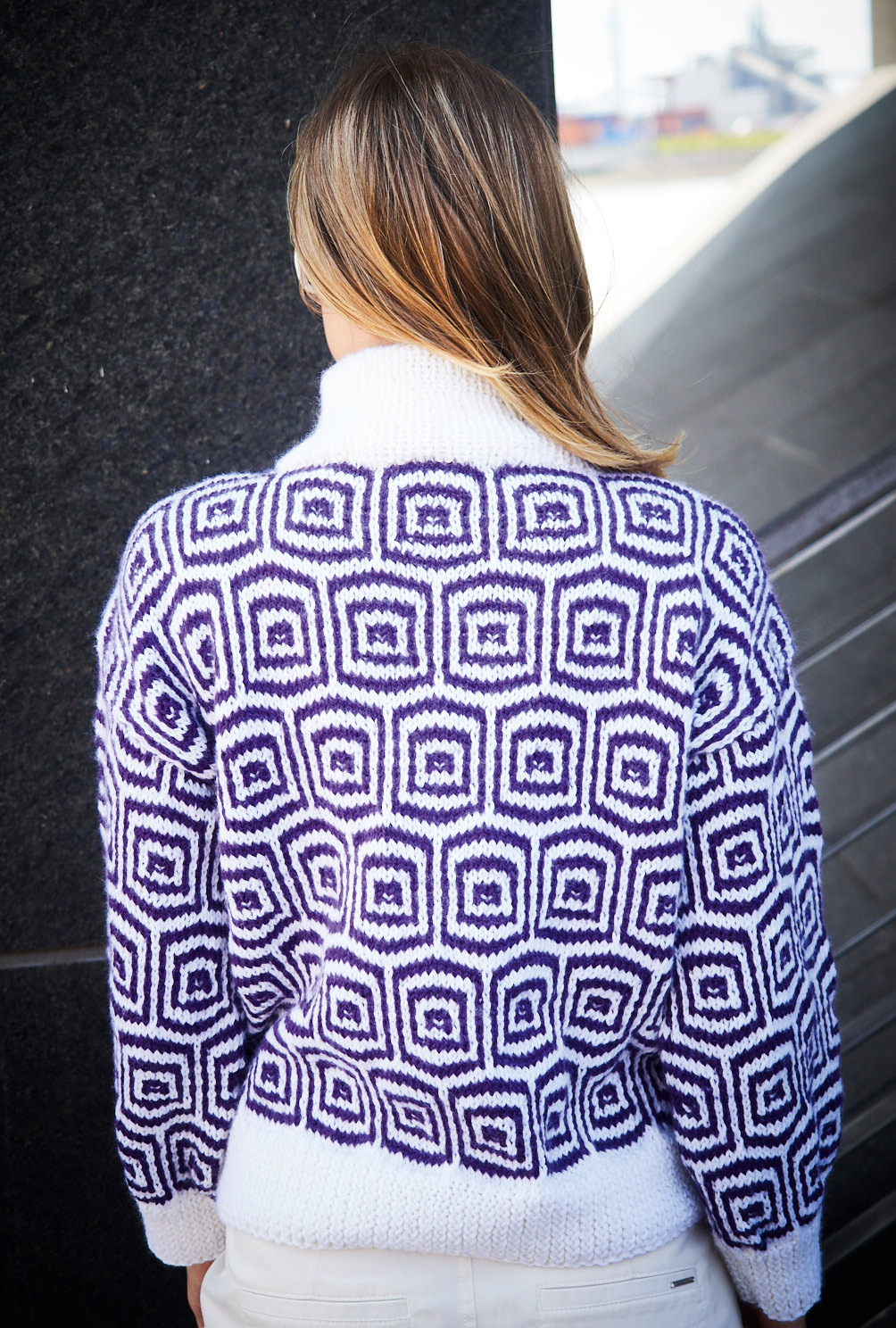 Modellansicht Bild 5: Pulli mit Rollkragen in Weiß und Lila