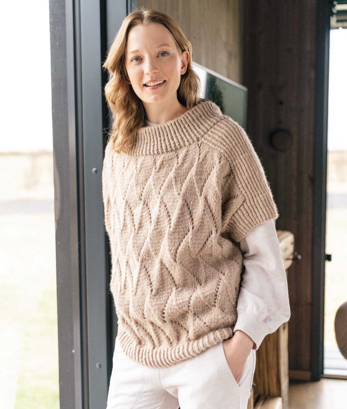 Beiger, handgemachter Strickponcho mit Rautenmuster, lockerer Schnitt. Modisch und bequem.