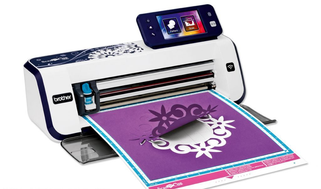 Moderne Schneidemaschine erstellt elegante, handgemachte Muster auf lila Papier. Perfekt für kreative Projekte.