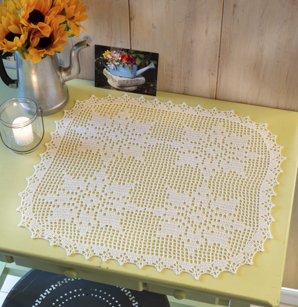 Weißes gehäkeltes Deckchen, filigranes Muster, quadratischer Schnitt, raffinesse Handarbeit, dekorativ.