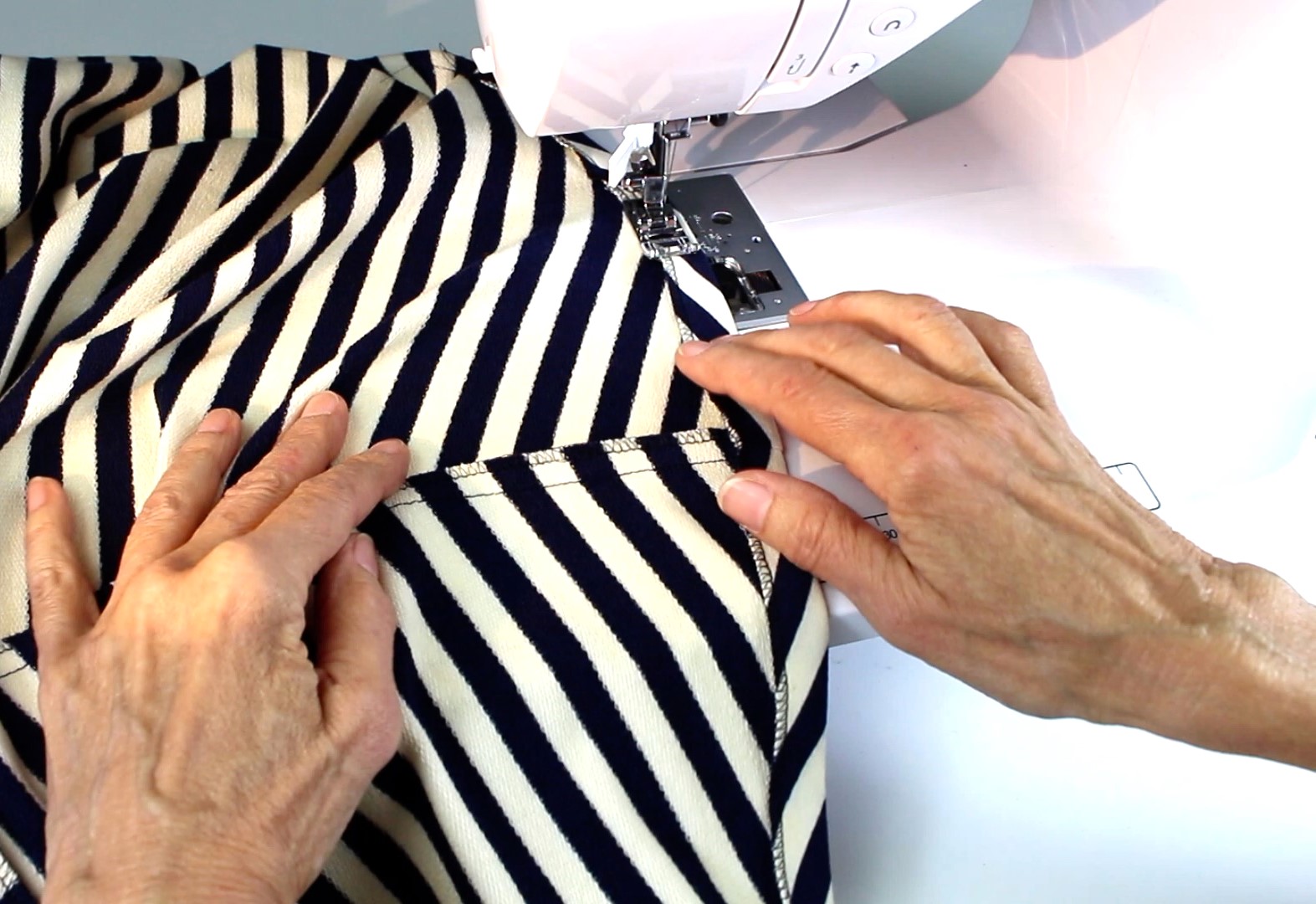 Schwarz-weiß gestreifter Stoff, diagonal genäht. DIY, handgemacht, modische Muster.