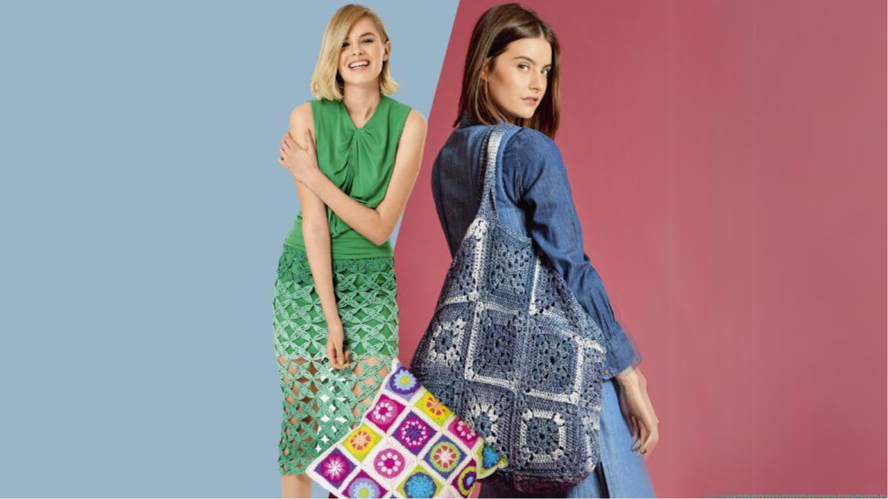 Grünes, gehäkeltes Outfit mit Muster, Jeanskleid mit blauer Häkelhandtasche; modisch, selbstgemacht.