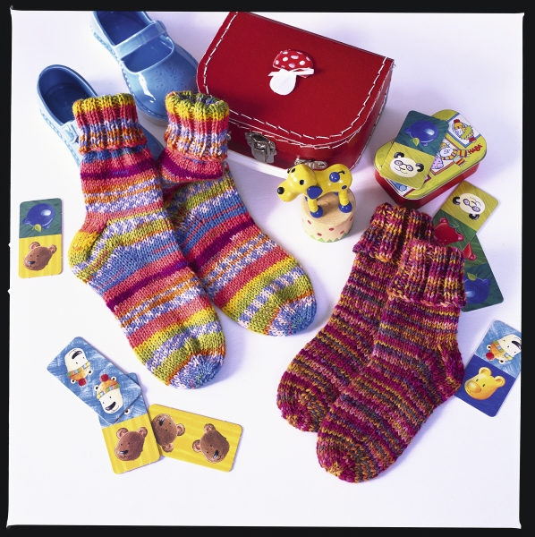 Modische, handgemachte Stricksocken mit lebendigen Farben und Streifenmuster, ideal für handwerkliche Accessoires.