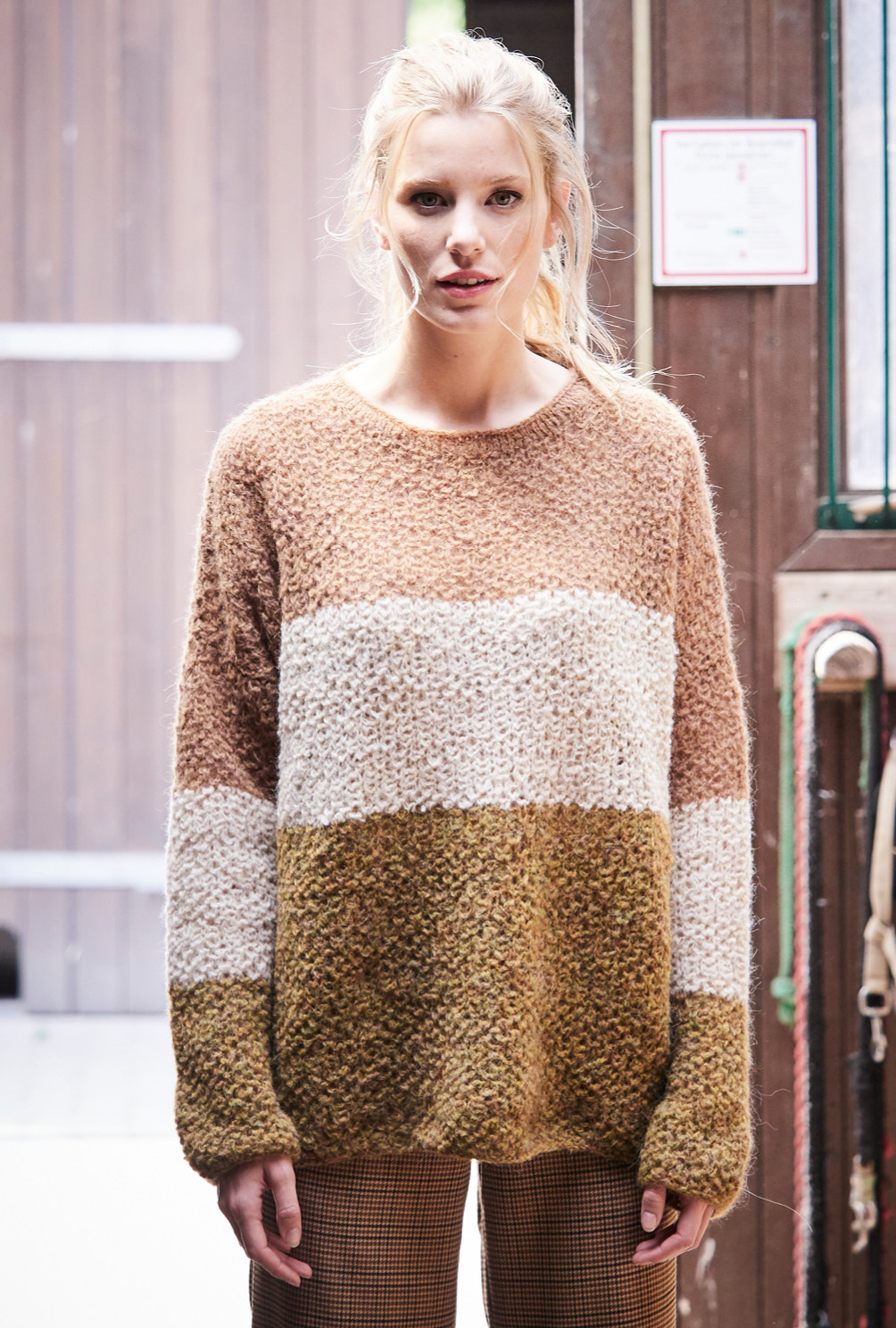 Pulli mit Blockstreifen und Loop in Curry, Sand und Braun