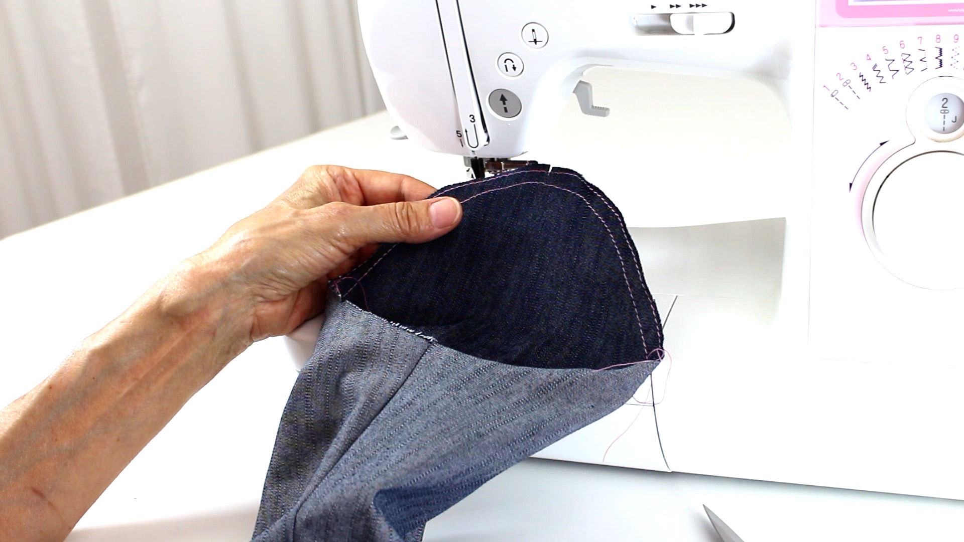 Blaues Jeansgewebe, genäht mit heller Naht. Handarbeit, modern und selbstgemacht. Funktional und modisch.