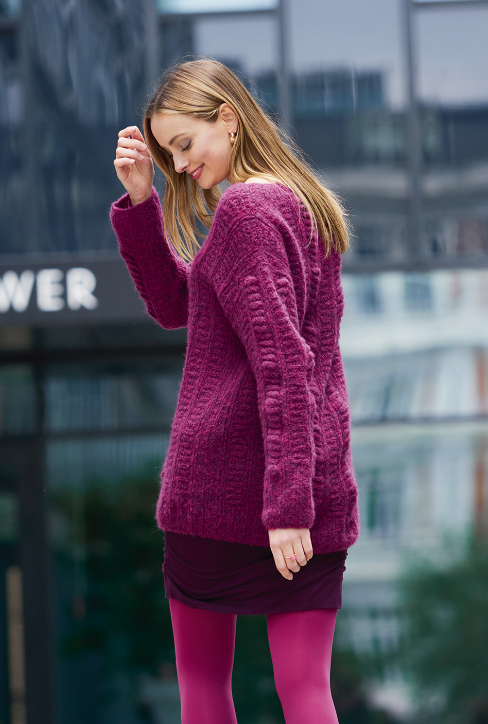 Modellansicht Bild 2: Pflaumenfarbener Pulli mit V-Ausschnitt