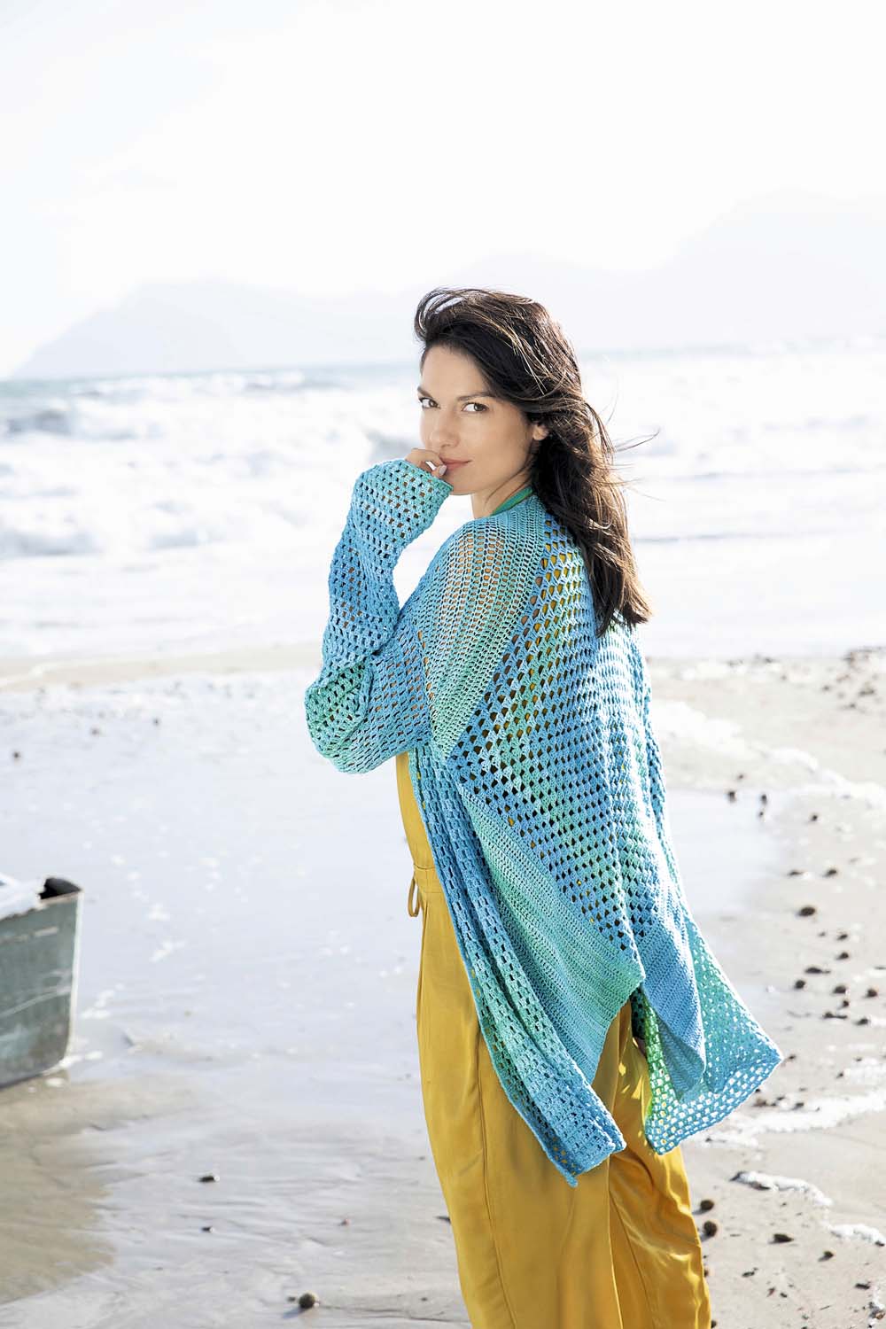 Luftiger, selbstgemachter Cardigan in Blautönen. Weites, gelbes Kleid darunter. Modisch und auffällig.