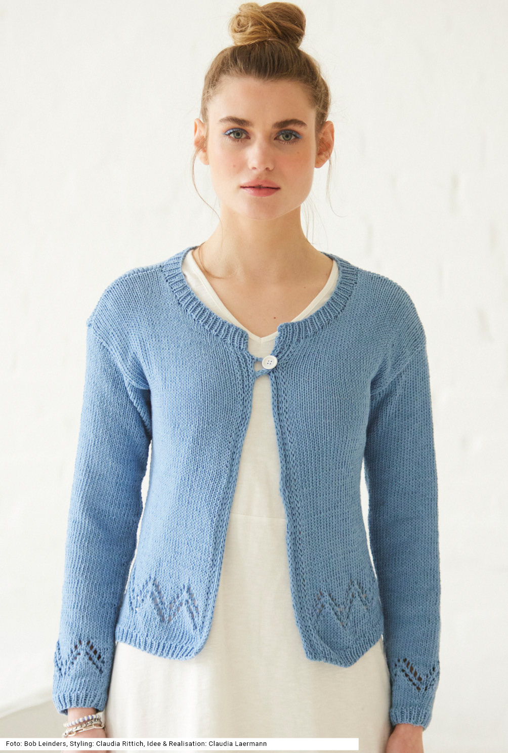 Modellansicht Bild 2: Kurze Jacke mit Zackenmuster in Hellblau