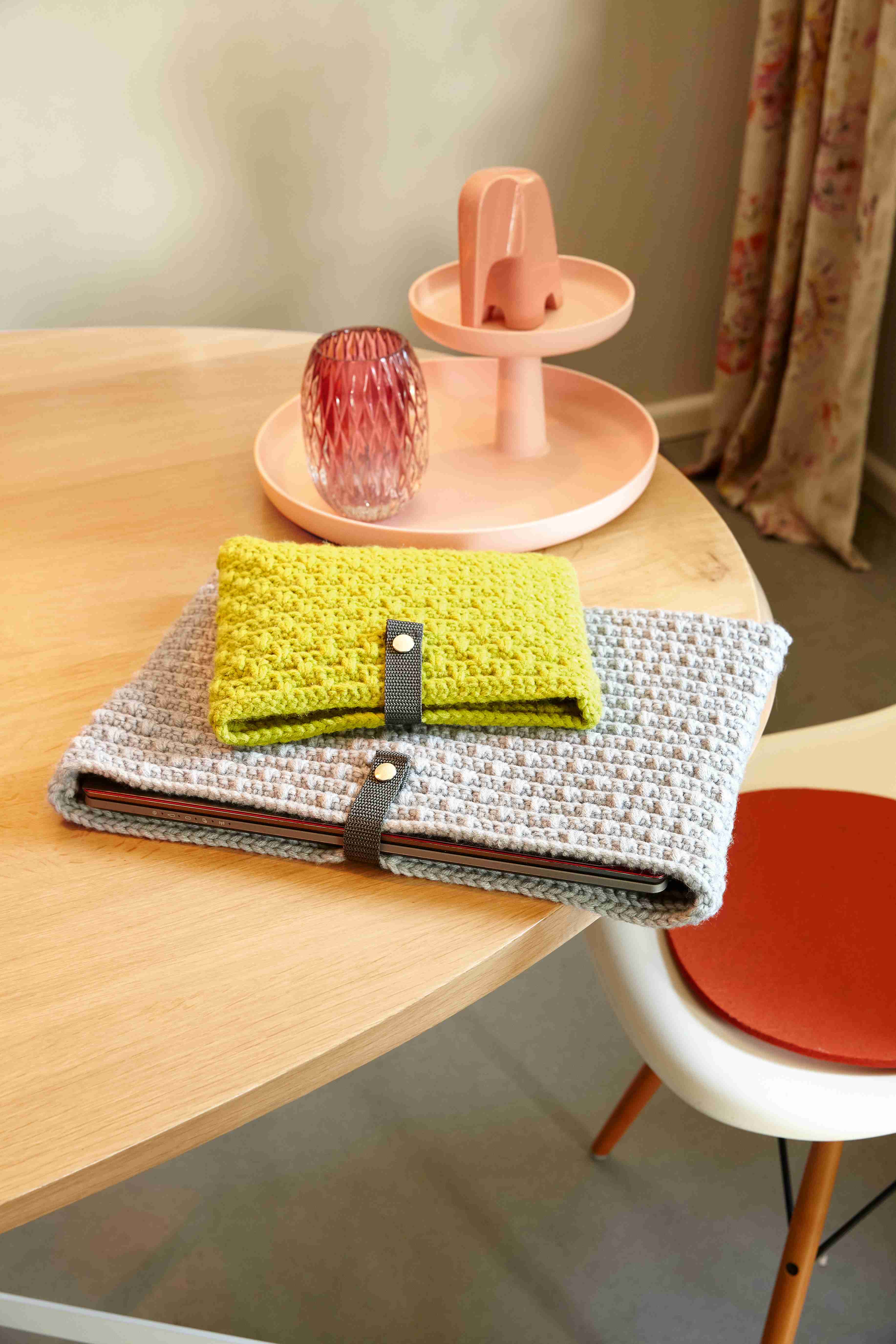 Modische, gehäkelte Taschen in Grau und Gelb mit strukturiertem Muster. Stilvolles DIY-Design.