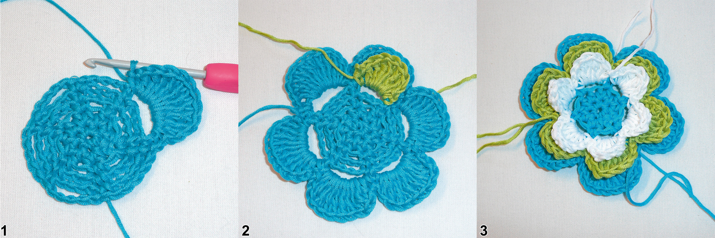 Bunte gehäkelte Blume in Blau, Grün, Weiß. Handgemacht, detailverliebt, DIY-Chic.