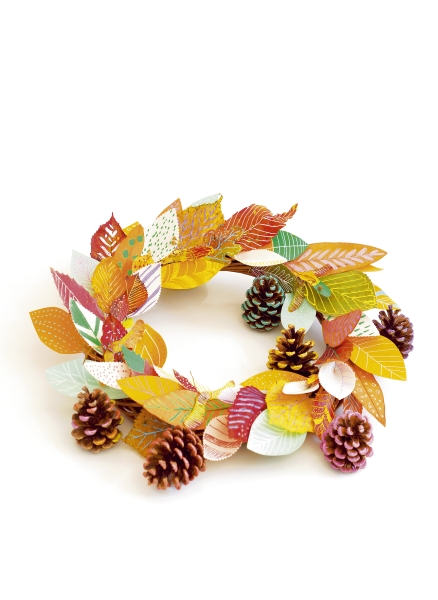 Bunter Kranz mit handgemachten Blättern, Zapfen; modische Herbstfarben: Rot, Gelb, Grün, DIY-Charme.