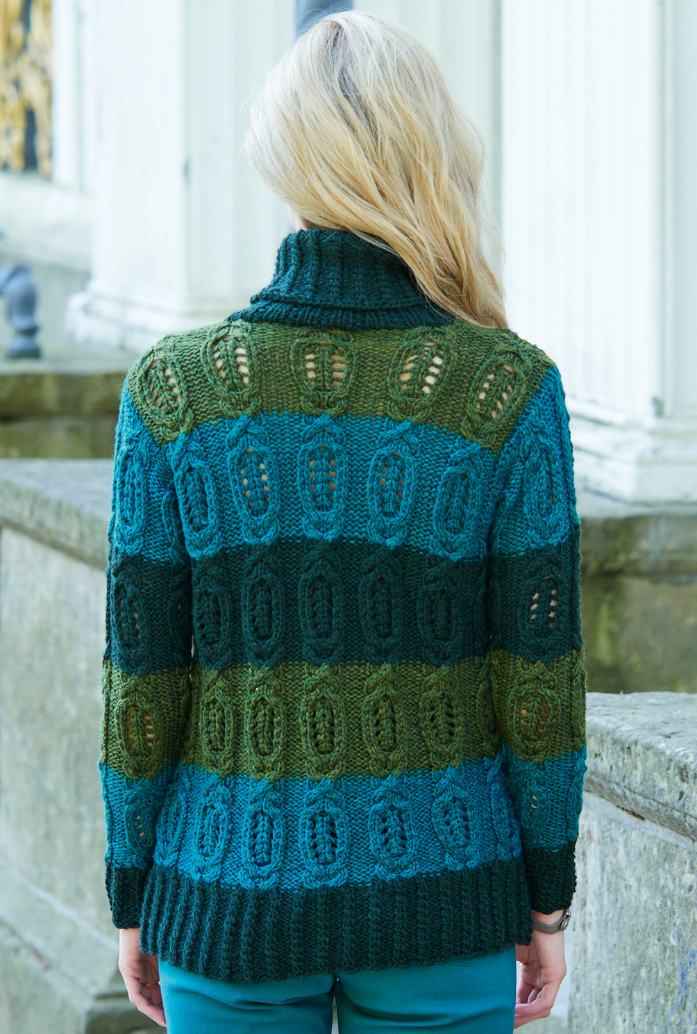 Modellansicht Bild 8: Rollkragenpulli mit Blockstreifen in verschiedenen Grüntönen
