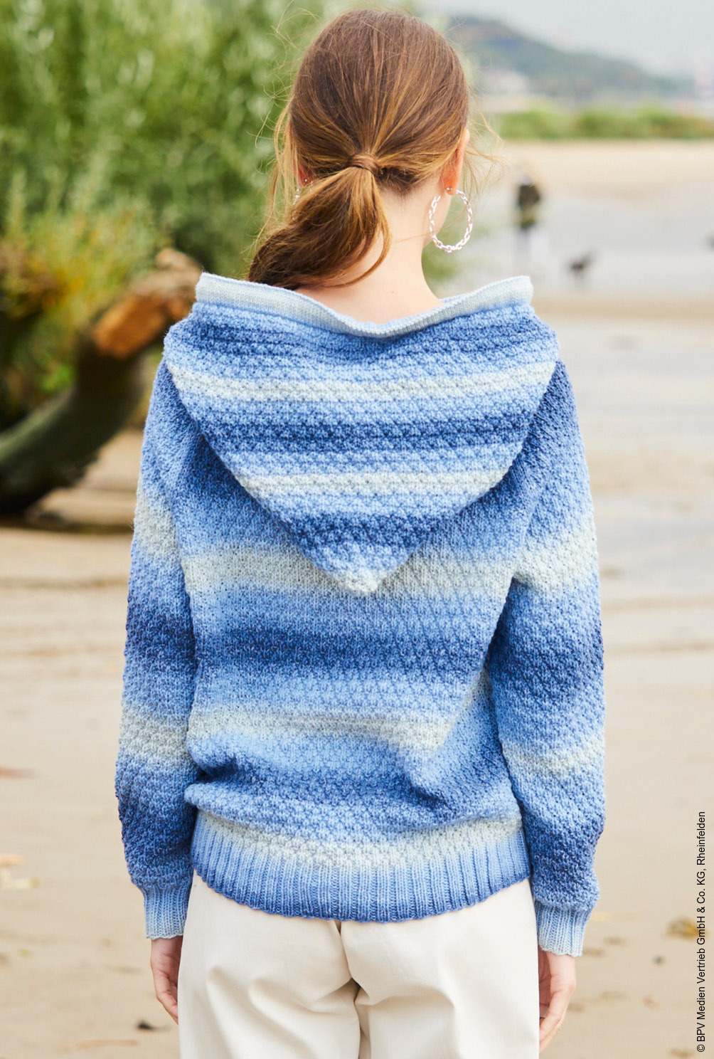 Modellansicht Bild 5: Kapuzenpulli mit Zopfmuster