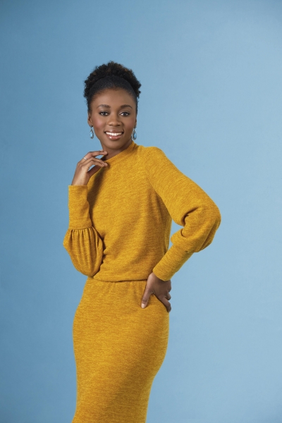 Senfgelbes Kleid, langer Schnitt, voluminöse Ärmel. Modisch, minimalistisch, handgemacht.