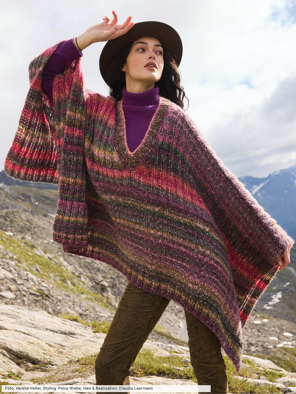 Modellansicht Bild 1: Poncho im Farbverlauf mit V-Ausschnitt