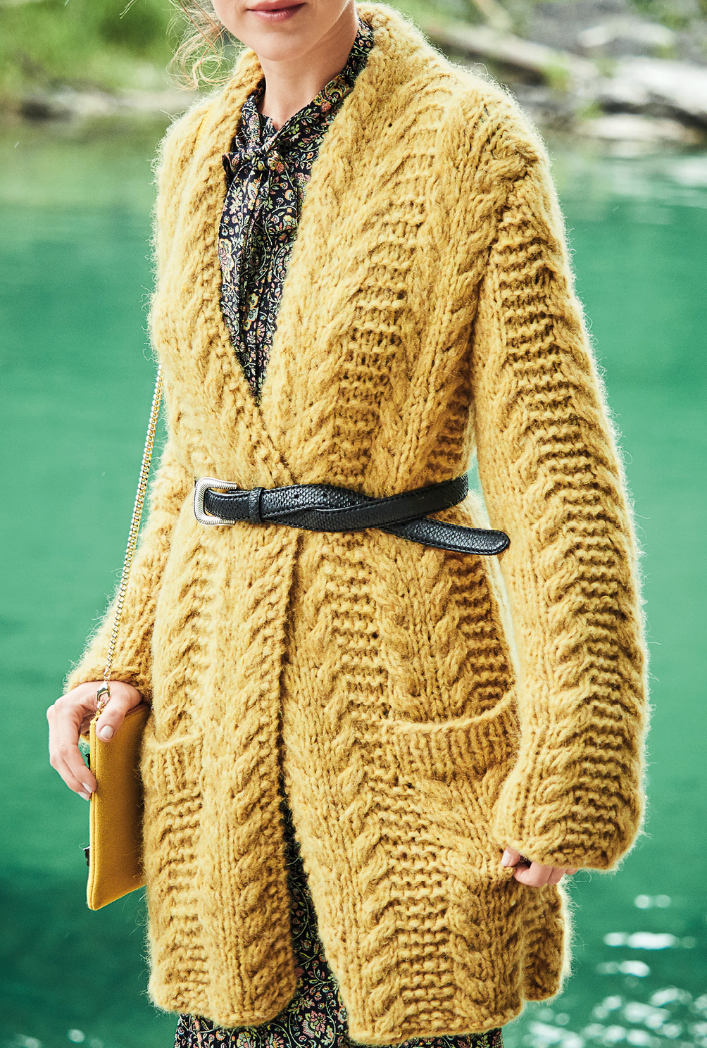 Modellansicht Bild 4: Langer Cardigan im Zopfmuster in Honiggelb