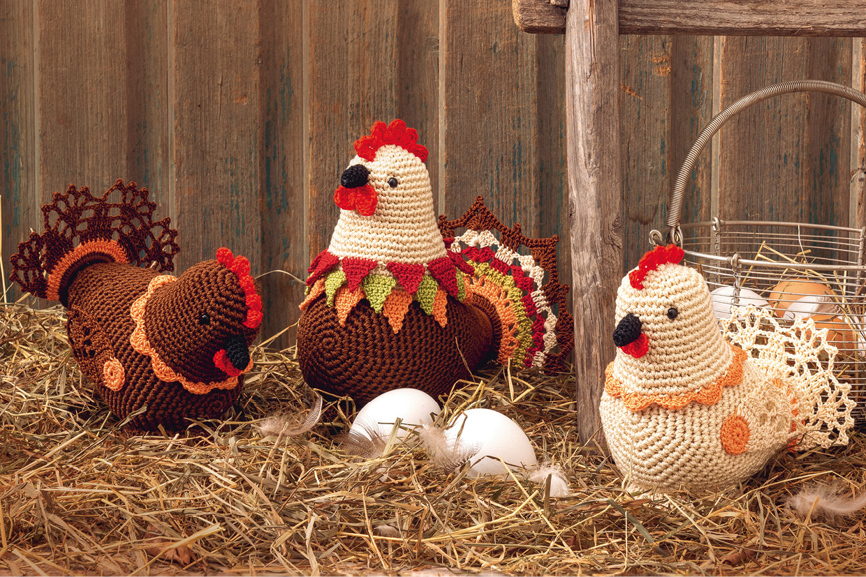 Set aus gehäkelten Hühnern mit Hahn als Ostertischdeko