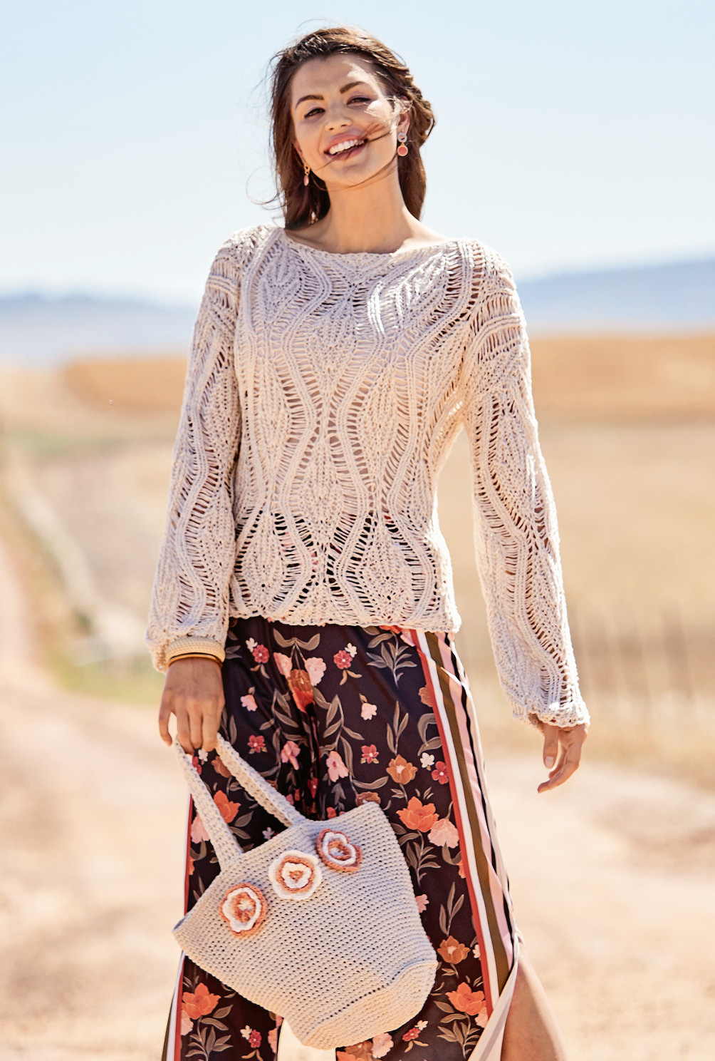 Lässiger Damenpullover aus sommerlichem Leinengarn mit romantischer Strandtasche