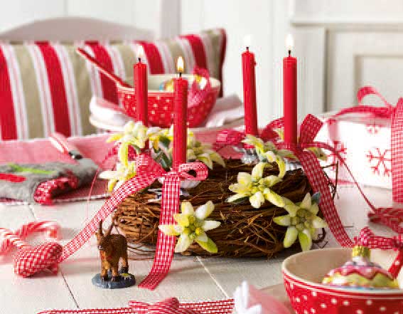 Rot-weißes DIY Adventsgesteck mit handgefertigten Blüten, Kerzen und karierten Schleifen. Festlicher Tischschmuck.