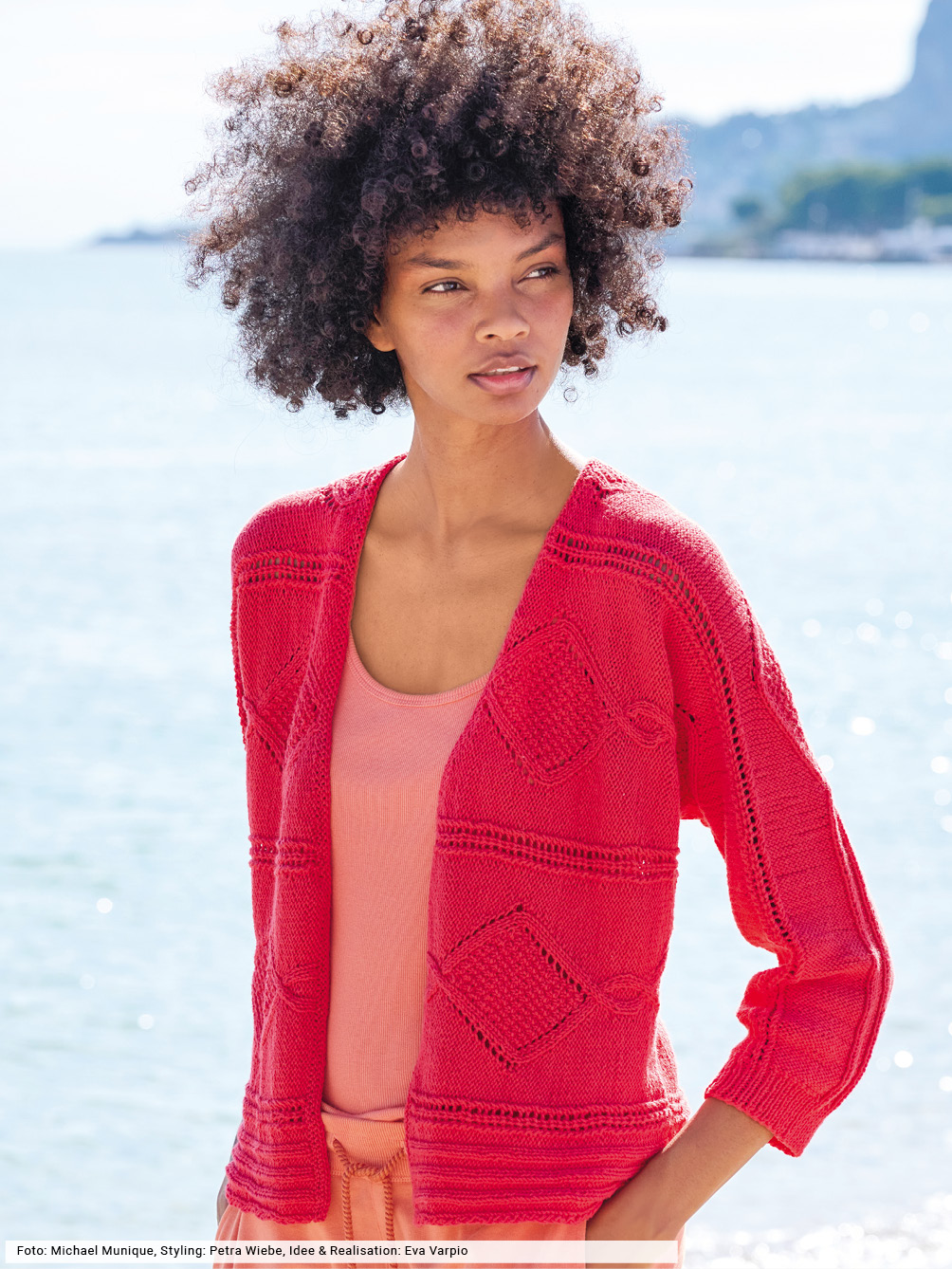 Modellansicht Bild 1: Quergestrickte Jacke