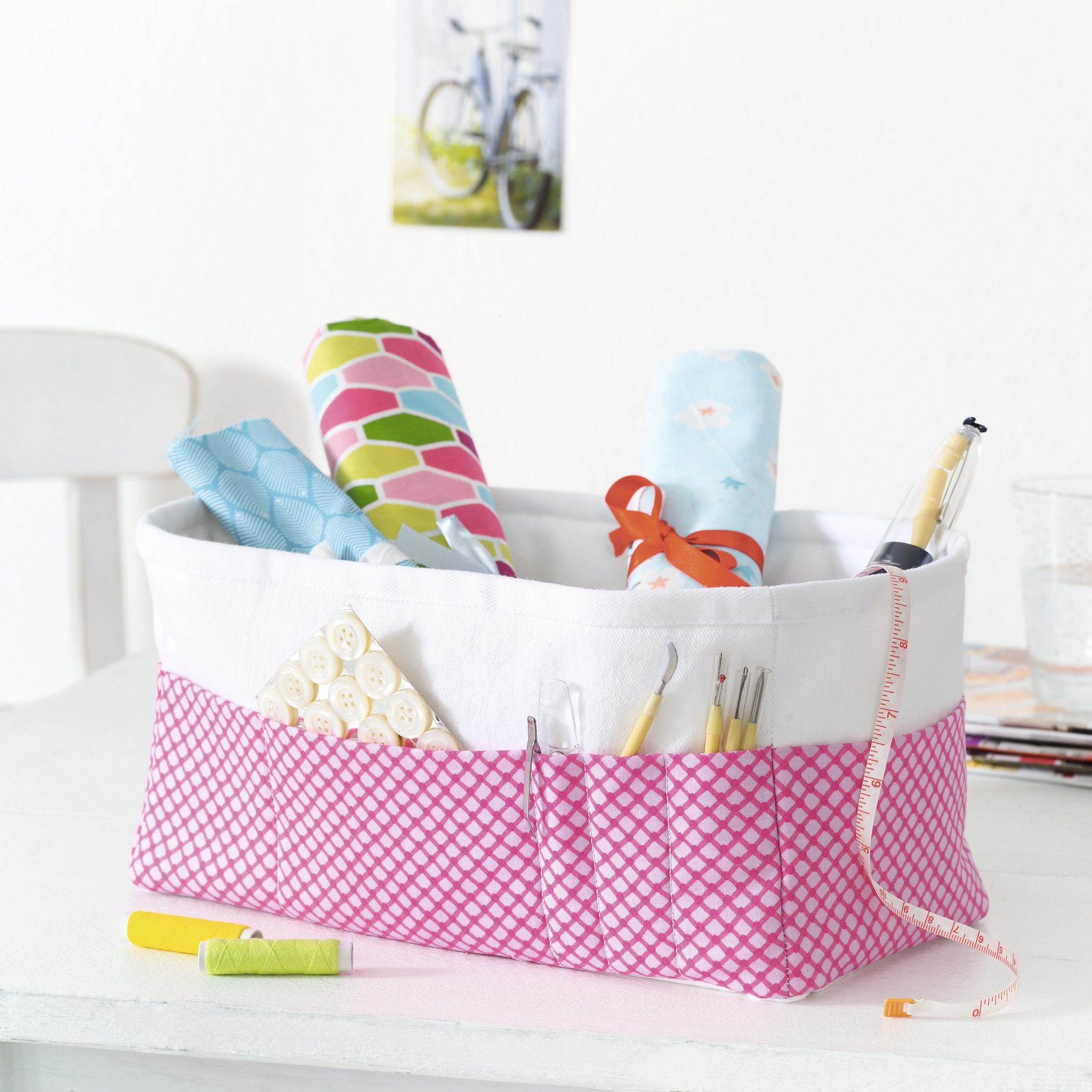 Rosa-weißer Korb, handgemacht, mit geometrischem Muster. Ideal für Nähutensilien, modisch und funktional.