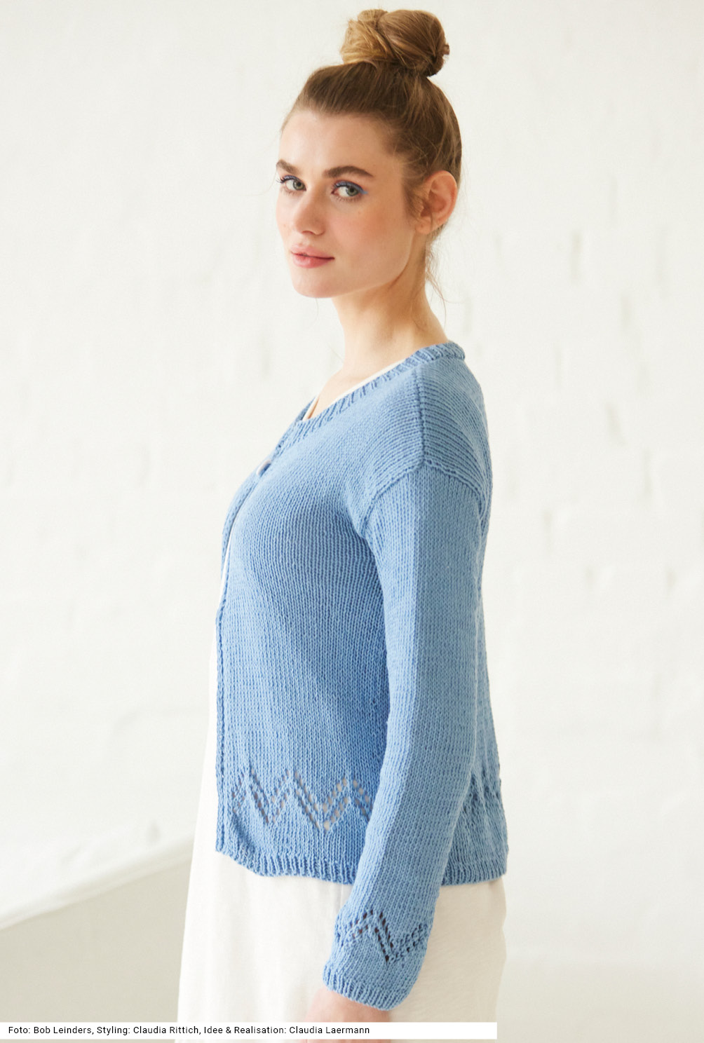 Modellansicht Bild 4: Kurze Jacke mit Zackenmuster in Hellblau