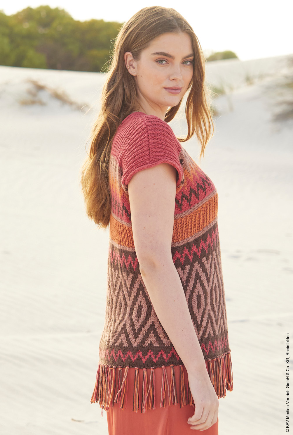 Modellansicht Bild 3: Tunika mit Jacquardmuster und Fransen in Rot, Braun, Rosa und Orange