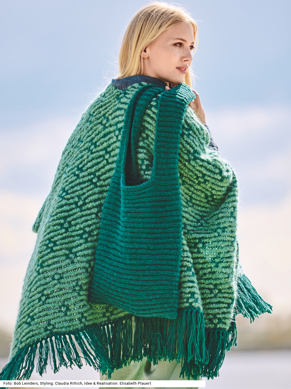 Modellansicht Bild 1: Poncho und Tasche