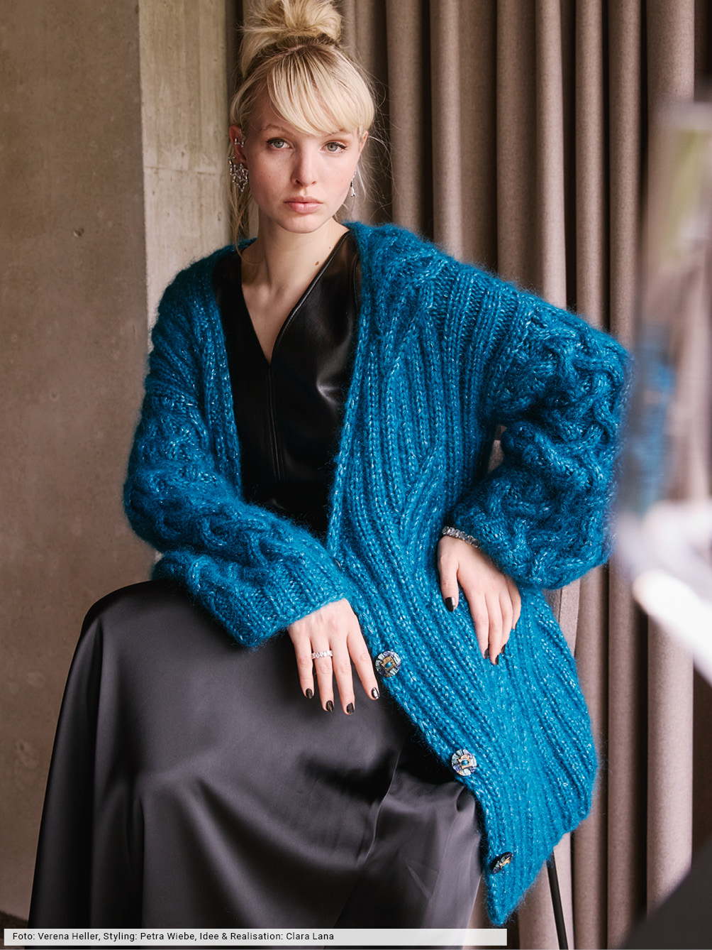 Modellansicht Bild 1: Glitzerjacke mit Rippenstrukturen