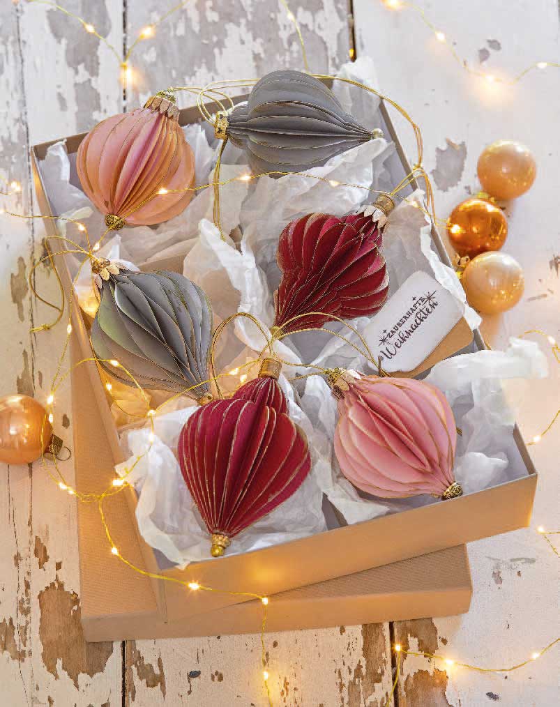 Farbige, handgemachte Papierornamente in Rosa, Grau und Rot; stilvoll gefaltet, perfekt für weihnachtliche Deko.