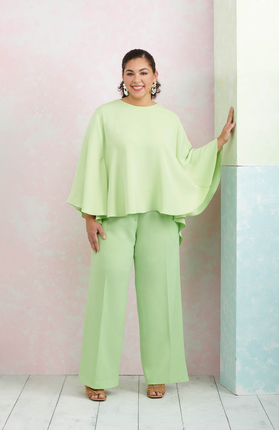 Fließendes, hellgrünes Ensemble; weite Ärmel und Hose, modisch und elegant. Ideal für stilvolle Anlässe.