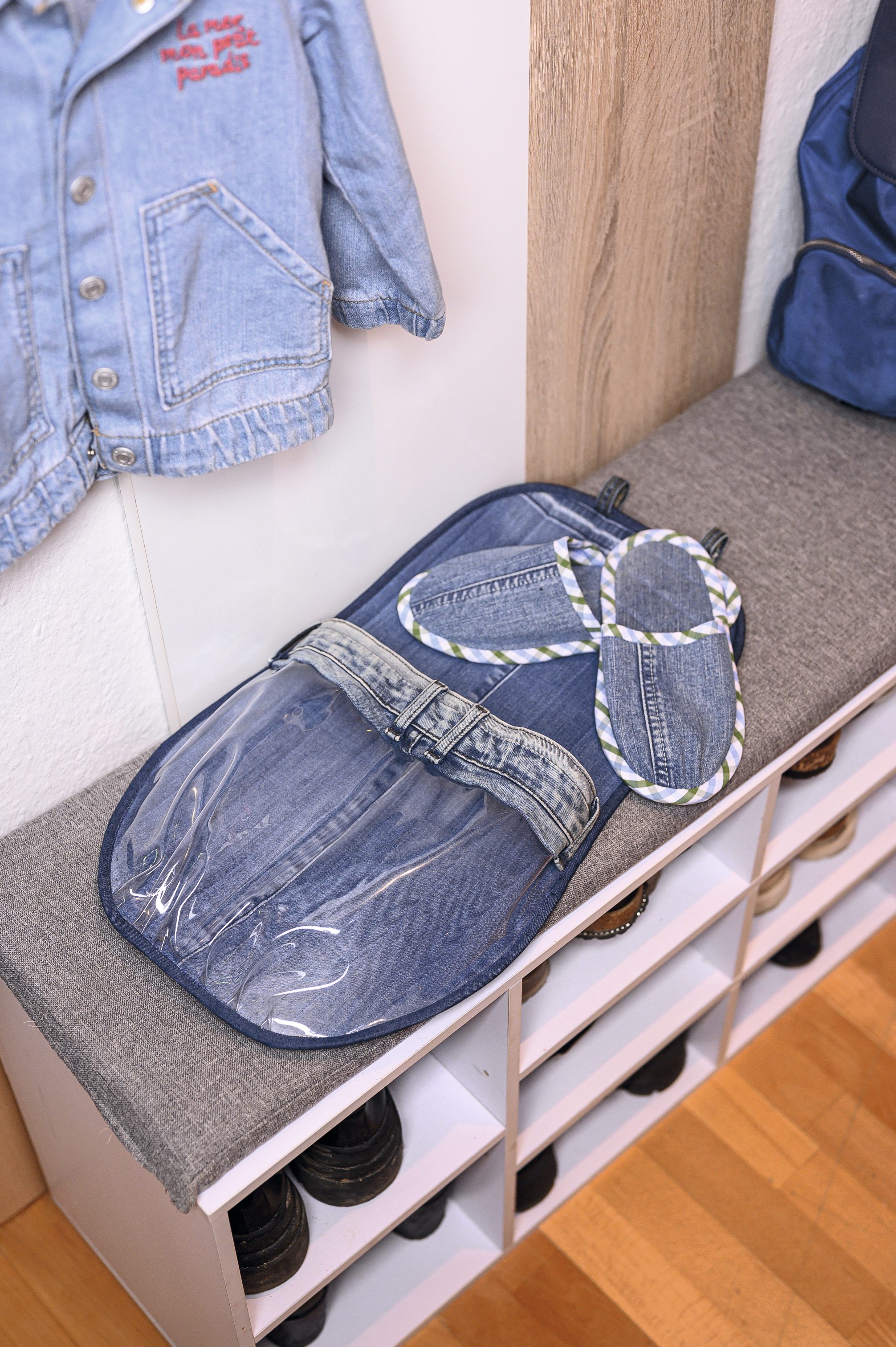 Stylisches DIY-Set: Jeansstoff mit klarem Vinyl und farblich abgesetzten Nähten, handgemachter Look.