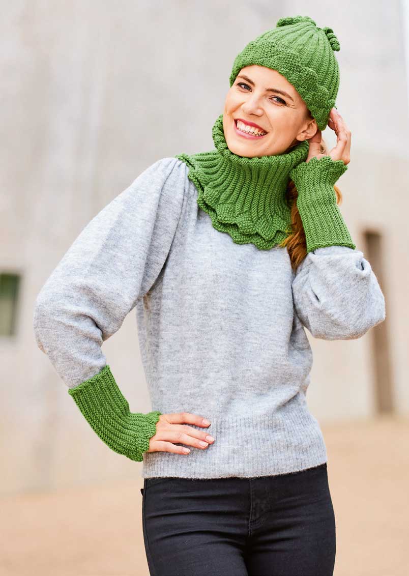 Grauer Pulli mit grüner, handgemachter Mütze und Kragen, modisches DIY-Design, kurzen Strickmuster.