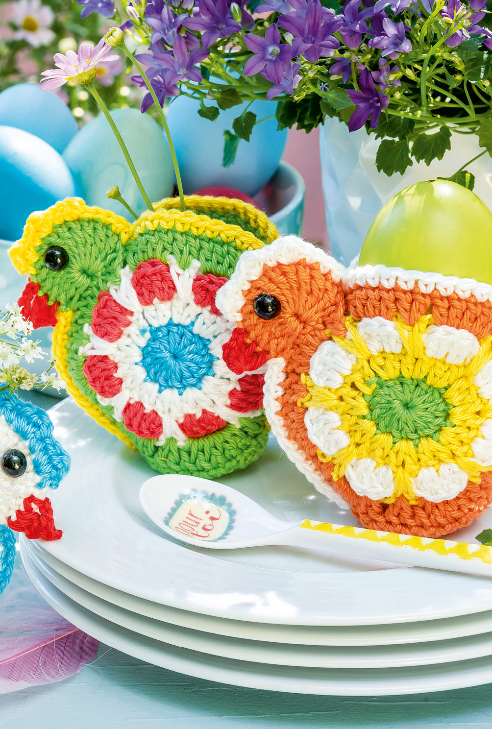 Modellansicht Bild 4: Kunterbunte gehäkelte Granny-Hühner-Anhänger und -Eierbecher