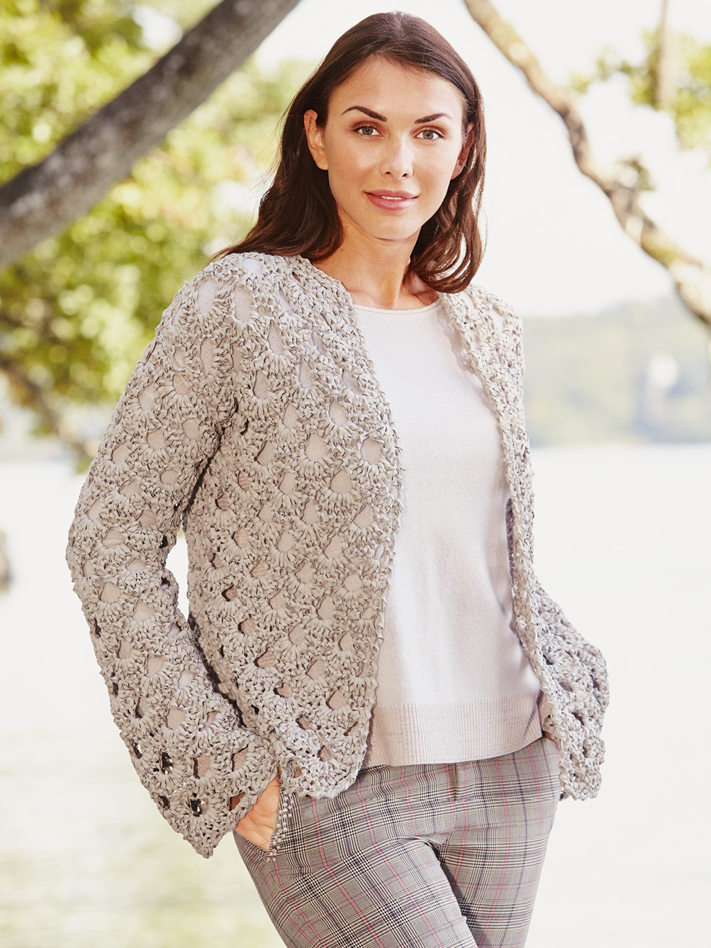 Modellansicht Bild 1: Häkeljacke in Beige mit luftigem Ajourmuster in Bogenform