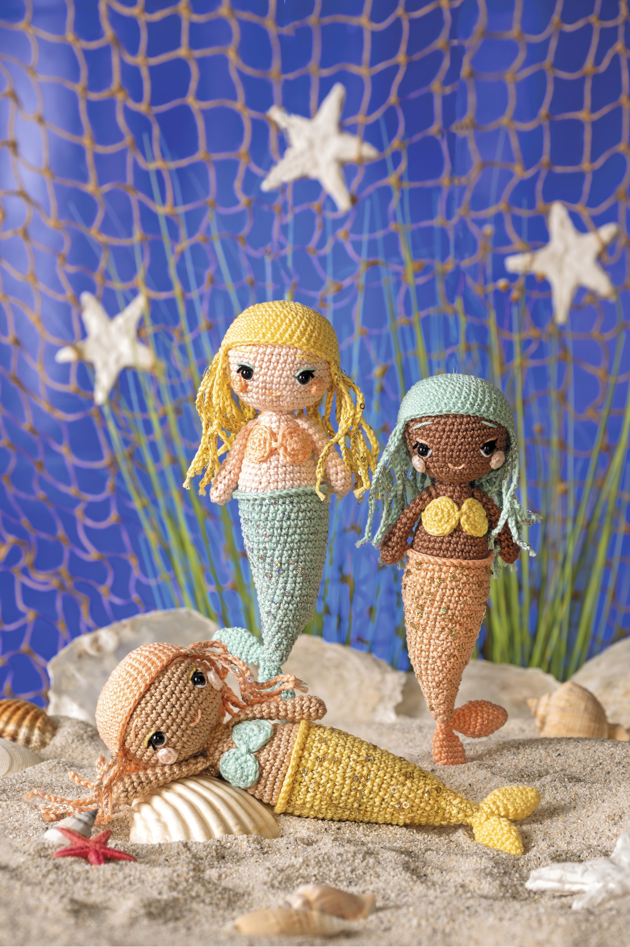 Gehäkelte Meerjungfrauen, buntes DIY-Design, sorgfältig gearbeitet, mit Muschelakzenten, modische Handarbeit.
