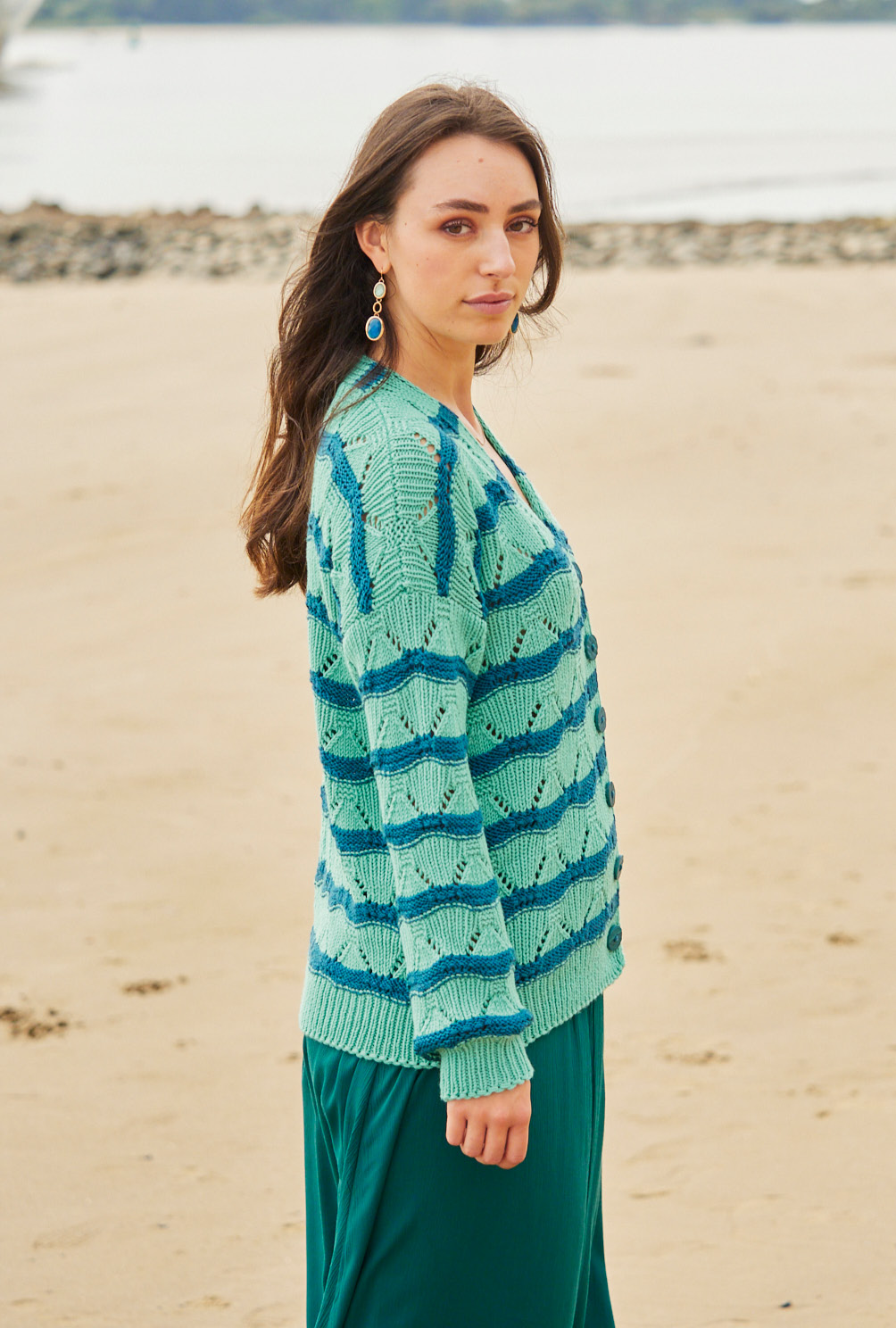 Modellansicht Bild 4: Jacke mit V-Ausschnitt im Wellenmuster in Mint und Petrol