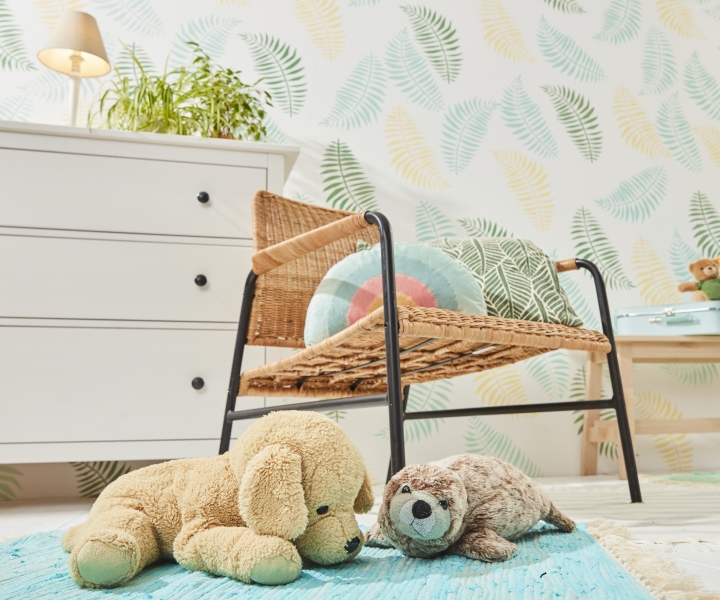 Handarbeit: Stofftiere auf Teppich. Weiche Texturen, sanfte Farben. Perfekt fürs Kinderzimmer.