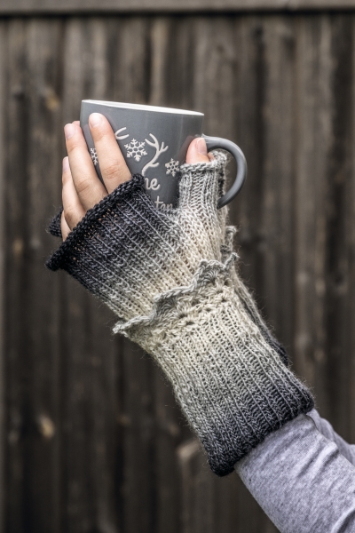 Handgestrickte Ombre-Handschuhe in neutralen Grautönen. Modisch, rauer Schnitt, ideal für DIY-Liebhaber.