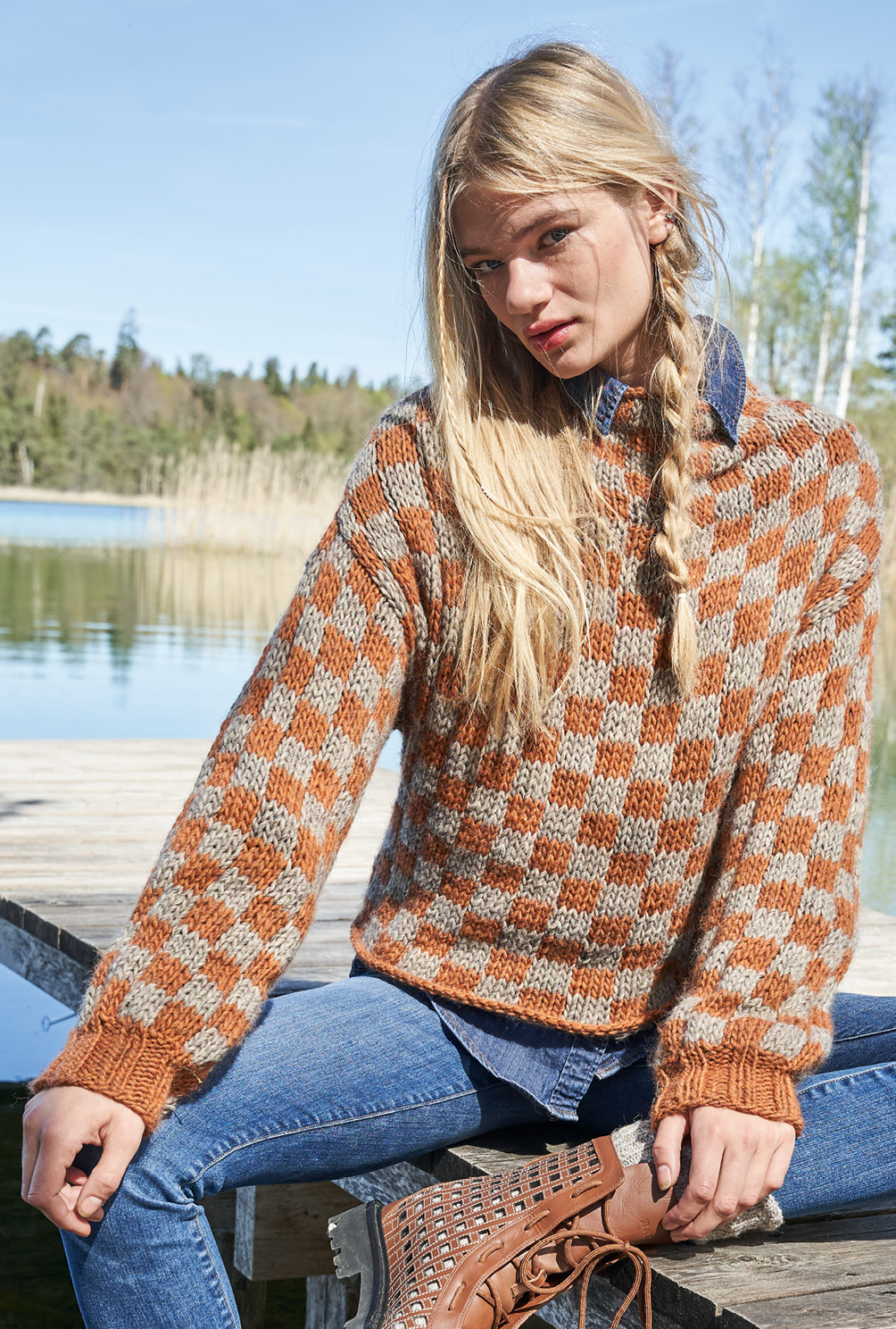 Modellansicht Bild 2: Pulli im Schachbrettmuster und raffiniertem Schnitt