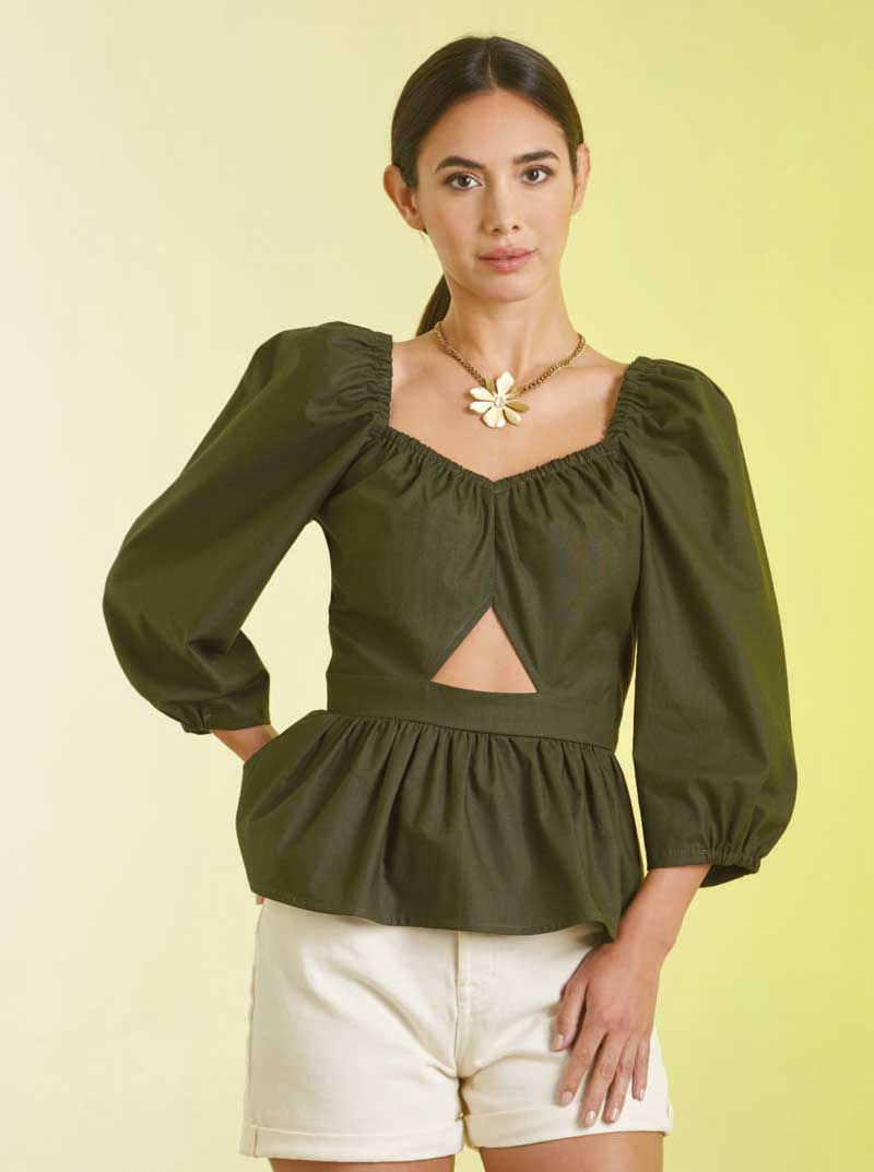 Modische grüne Bluse mit Puffärmeln, Raffung und trendigem Cut-Out-Detail. Perfekt für modernen Stil.