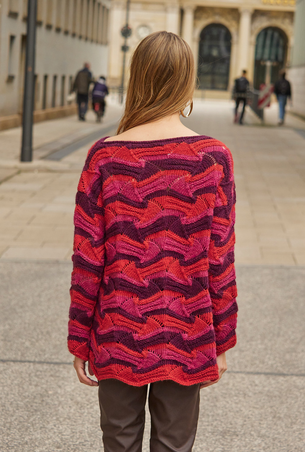 Pullover im Wellenmuster in Rot, Fuchsia und Aubergine