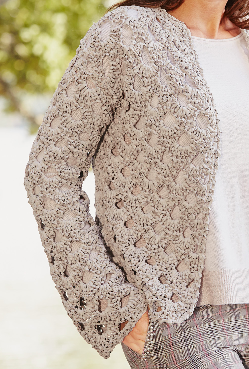 Modellansicht Bild 4: Häkeljacke in Beige mit luftigem Ajourmuster in Bogenform